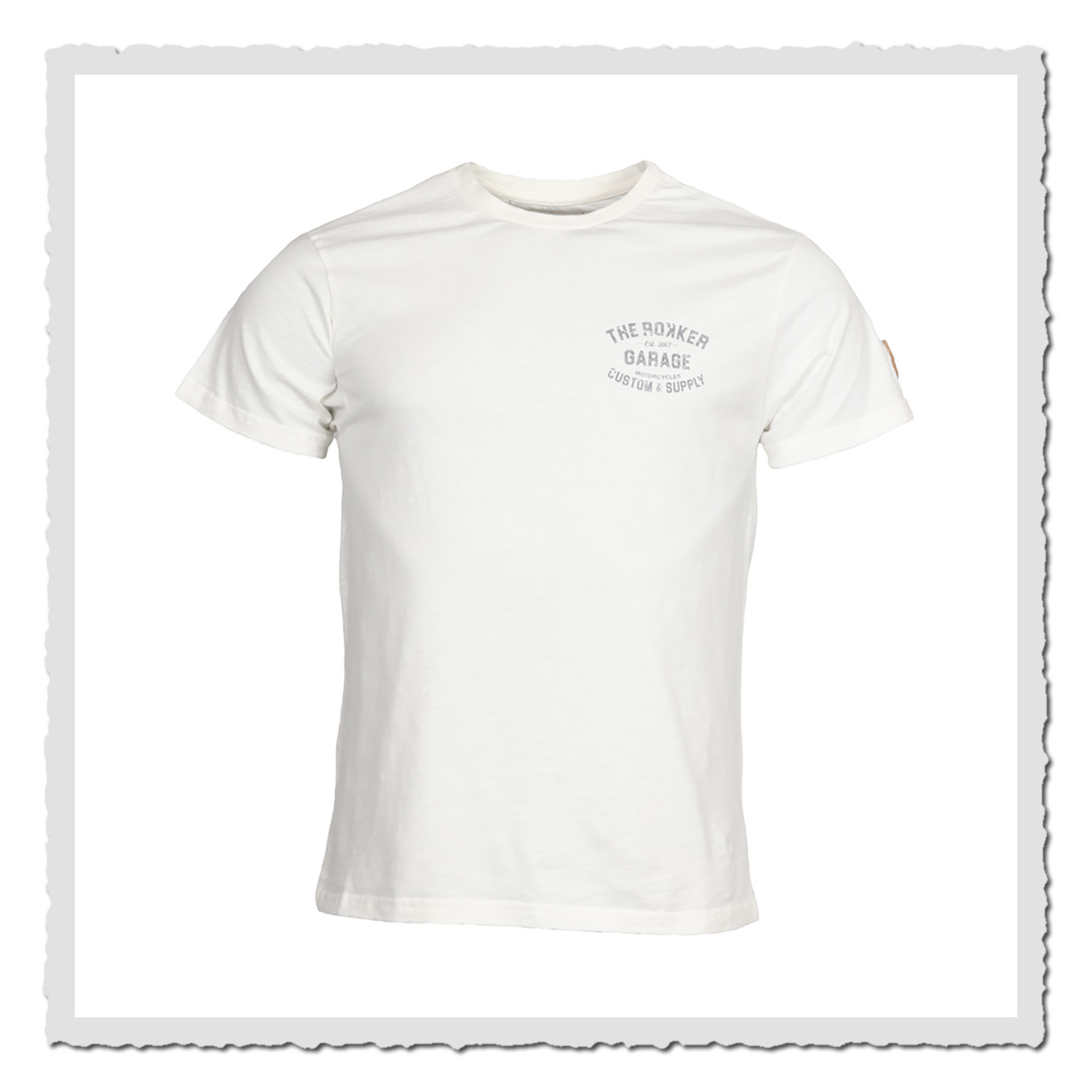 Freigestelltes offwhite T-Shirt, Vorderansicht, kleiner grauer Brustprint links, weißer Hintergrund.